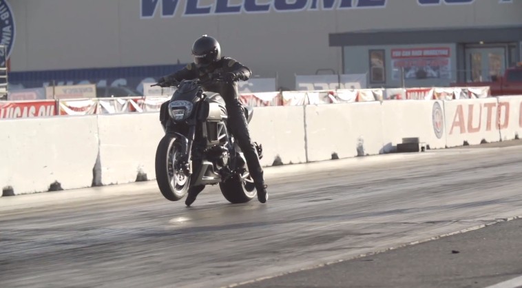 Драг-рейсинг: Ducati Diavel 2015 vs Harley-Davidson Dyna Low Rider 2014