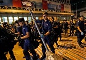 В Гонконге полиция разбирает баррикады в правительственном квартале