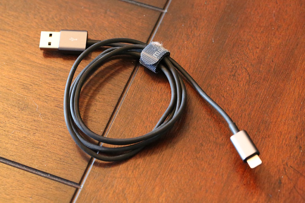 Прочный Lightning-кабель Moshi для iOS-устройств
