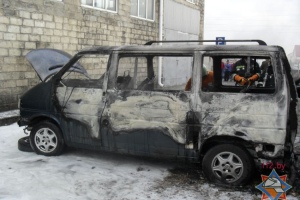 В Бресте горел автосервис, повреждены два автомобиля