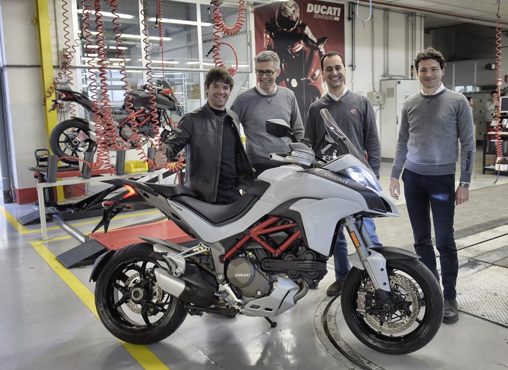 Карлос Чека стал владельцем первого мотоцикла Ducati Multistrada 2015