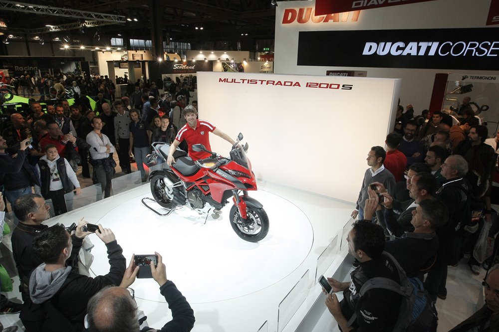 Карлос Чека стал владельцем первого мотоцикла Ducati Multistrada 2015