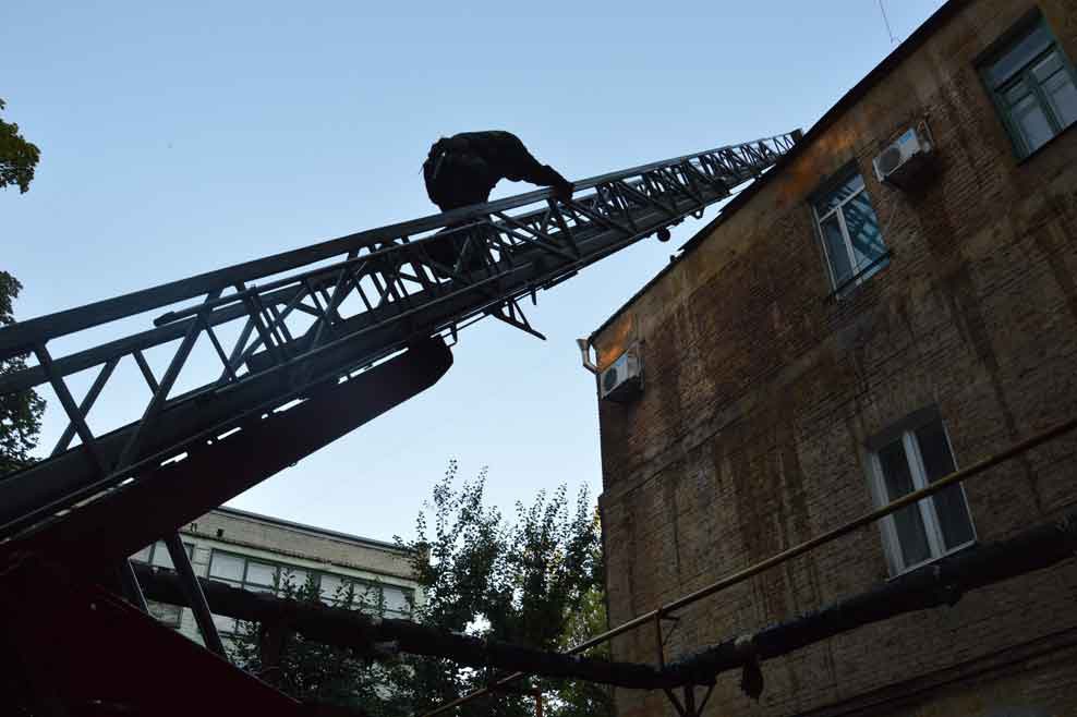 Разрушенное старинное здание и город в дыму: ТОП-5 летних пожаров в Днепропетровске (фото)