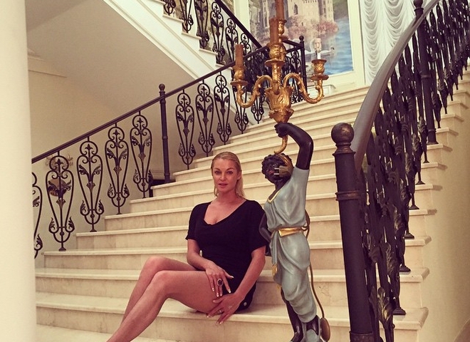 Анастасия Волочкова пустила журналистов в свой роскошный особняк (ФОТО)