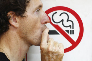 После запрета на выкладку сигарет в магазинах белорусы не стали курить меньше