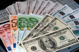 На торгах 4 ноября евро подешевел на 207 рублей