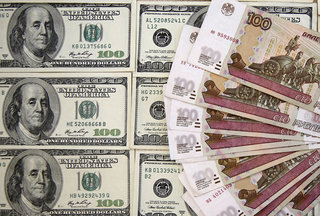 На торгах 13 ноября рубль упал к корзине, а доллар обновил максимум