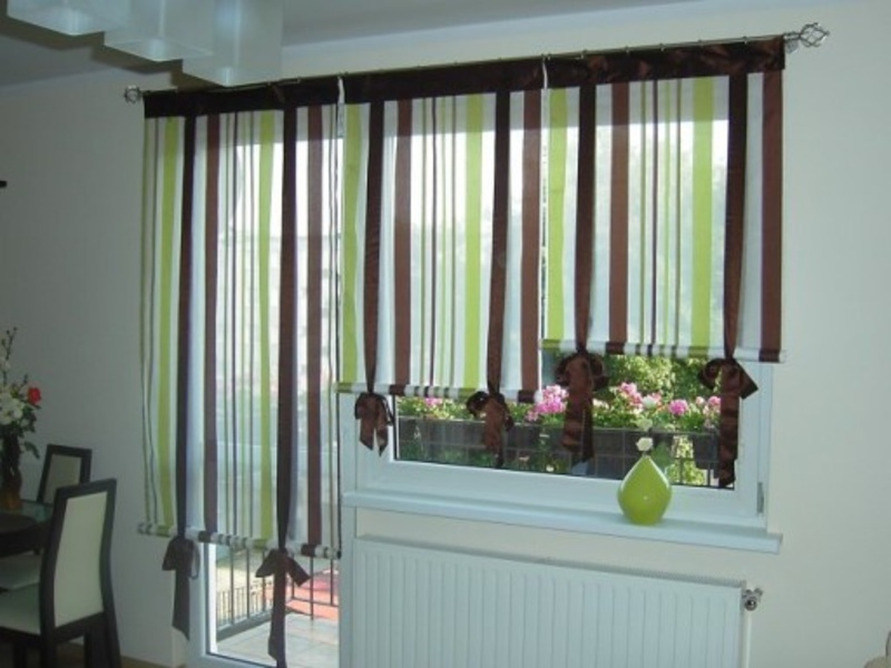 Оригинальные шторы для кухни с балконом.
